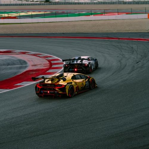Due GT in curva su circuito