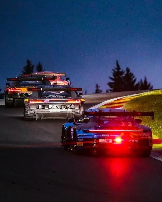 Tre GT in fila al crepuscolo su una curva in salita